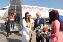 HAKAN KARADUMAN - Çiğdem Karaaslan'a Havalimanında Coşkulu Karşılama