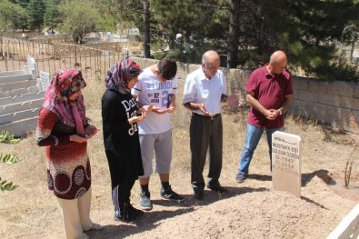 Elazığ'da Arefe Günü Mezarlıklar Doldu Taştı
