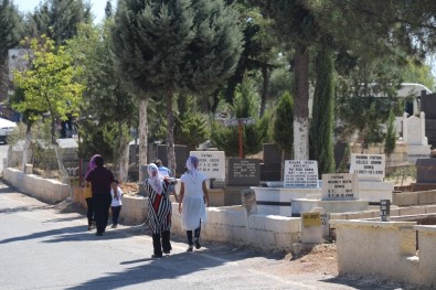 Gaziantep'te Mezarlıklar Arefe Gününde Doldu Taştı