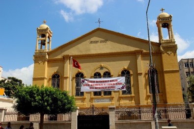 Hıristiyanlar Kurban Bayramı'nı Kiliseye Pankart Asarak Kutladı
