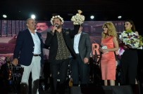 SERKAN KAYA - Ünlü Sanatçı Serkan Kaya, Sahnede Sarımsak Yedi