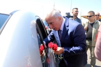 SÜLEYMAN KAMÇI - Vali Kamçı Trafik Denetimine Katıldı, Vatandaşlara Kırmızı Düdük Ve Karanfil Verdi