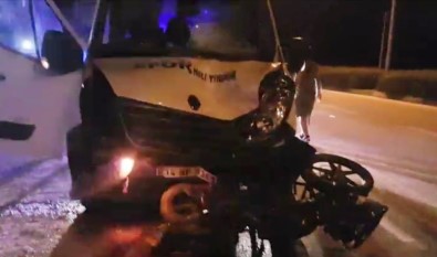 Bursa'da Minibüs İle Motosiklet Çarpıştı Açıklaması 1 Yaralı