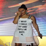 DEMET AKALIN - Demet Akalın Sahne Kıyafetiyle Mesaj Gönderdi