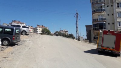 Sinop'ta Otomobil Apartmanın Bahçesine Devrildi