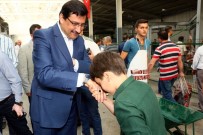 MUSTAFA AK - Başkan Ak Vatandaşlarla Bayramlaşarak Beraberlik Vurgusu Yaptı