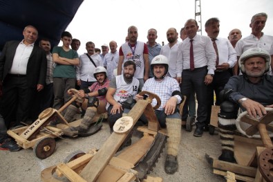 Bakanı Bak, Red Bull Formulaz'da Tahta Araba İle Yarıştı