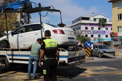 Kontrolden Çıkan Otomobil Elektrik Direğine Çarptı Açıklaması 1 Yaralı