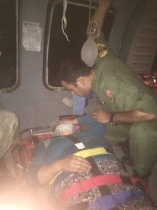 TSK'ya Ait Helikopter Kayalıklardan Düşen Vatandaşı Tahliye Etti