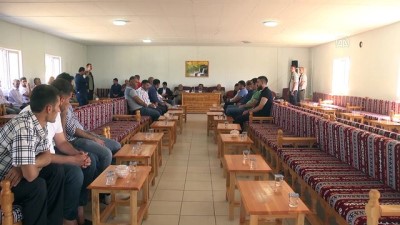 Vali Güzeloğlu, PKK'nın Katlettiği Köylülerin Yakınlarıya Bayramlaştı