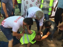 AKALAN - Doktor Belediye Başkanı Bayılan Personele İlk Müdahaleyi Yaptı