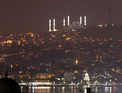 İstanbul'da dün gece bir ilk yaşandı! Çamlıca Camii'nin minareleri...