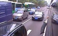 YAŞLI ADAM - Şoför Kapıyı Açmayınca...