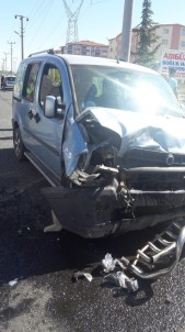 Hafif Ticari Araçla Otomobil Çarpıştı Açıklaması 9 Yaralı