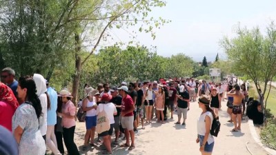 Pamukkale'yi 8 Günde 104 Bin Kişi Ziyaret Etti