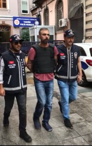 Beyoğlu'nda Travestinin Boğazını Keserek Öldüren Zanlı, Yakalanarak Adliyeye Sevk Edildi