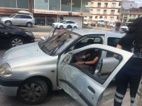 TRAFİK LAMBASI - Direksiyon Hakimiyetini Kaybederek Direğe Çarpan Şoför Araçta Sıkıştı