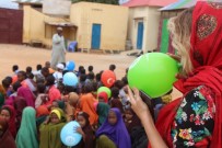 GAMZE ÖZÇELİK - Gamze Özçelik Somali'de Mültecilere Yardım Dağıttı