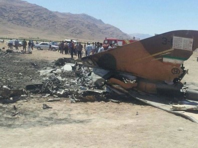 İran'da F-5 Tipi Uçak Düştü Açıklaması 1 Ölü