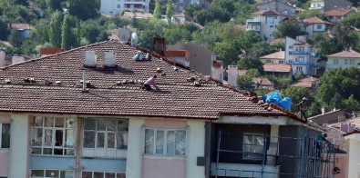 İşçilerin Çatıdaki Tehlikeli Çalışması Kamerada