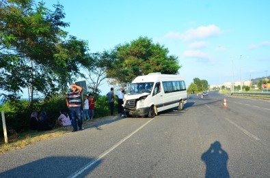 Kapalı Kasa Kamyonetle Minibüs Çarpıştı Açıklaması 11 Yaralı