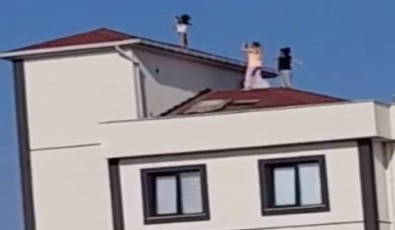 Küçük Bir Kızı Fotoğraf Çekmek İçin Çatıya Çıkaran Sorumsuzlar Kamerada