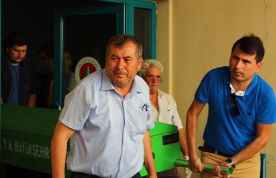 Antalya'da Evlerinde Ölü Bulunan Anne Ve Oğlunun Cenazesi Morgdan Alındı