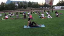 Diyarbakır'da Açık Havada Yoga Keyfi