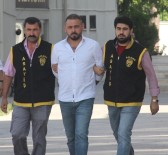 Polis görür görmez kelepçeyi taktı