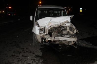 Hafif Ticari Araçla Otomobil Çarpıştı Açıklaması 8 Yaralı
