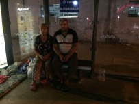 Yüzde 80 Engelli Oğluyla Otobüs Durağında Yatan Annenin Yardım Çığlığı