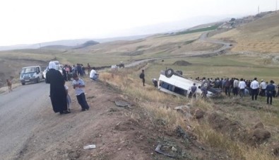 Ağrı'da Kaçak Göçmenleri Taşıyan Minibüs Şarampole Devrildi Açıklaması 21 Yaralı
