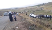 Ağrı'da Kaçak Göçmenleri Taşıyan Minibüs Şarampole Devrildi Açıklaması 21 Yaralı Haberi
