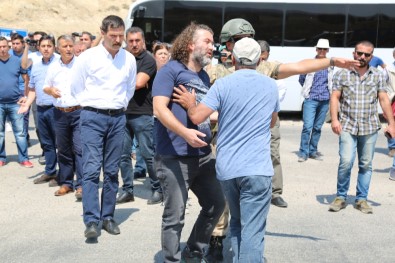 HDP'li Vekil Güvenlik Güçleriyle Tartıştı Aracıyla Yolu Kapattı