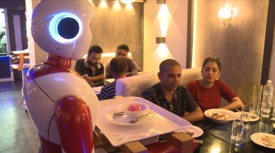 Nepal'de Garsonların Yerini Robotlar Aldı