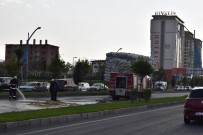 SİGARA İZMARİTİ - Sigara İzmariti Saman Balyalarını Tutuşturdu