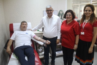 Tanju Çolak'tan Kızılay'a Kan Bağışı