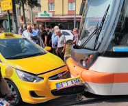 İSMET İNÖNÜ - Tramvay İle Taksi Çarpıştı; 1 Yaralı