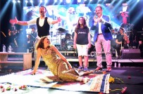 YILDIZ TİLBE - Yıldız Tilbe Hediye Edilen Halının Üzerine Yattı