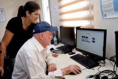 80 Yaşında Kütüphaneye Girdi, Bilgisayar Öğrendi