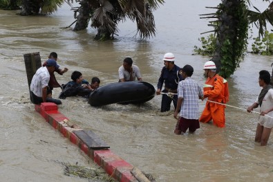 Myanmar'da Köyler Sular Altında Kaldı Açıklaması 50 Bin Kişi Tahliye Edildi