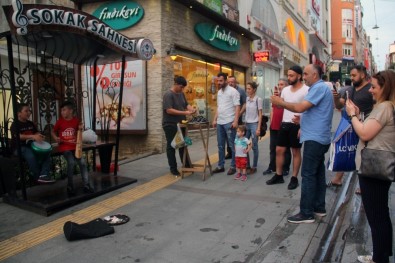 Çocuk Yaştaki Sokak Müzisyenlerinin Performansı Hayran Bıraktı