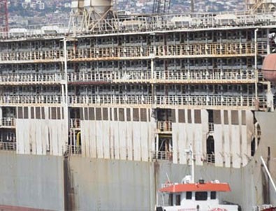 Dev gemi İzmir'e yanaştı! Tüm şehri koku sardı