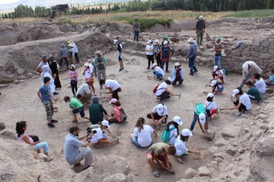 Kırşehir'de Çocuklar Bir Günlüğüne Arkeolog Oldu