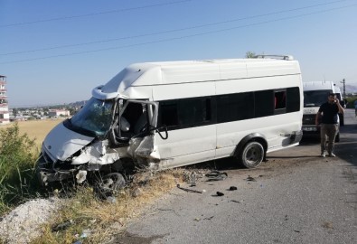Van'da 2 Minibüs Kafa Kafaya Çarpıştı Açıklaması 1 Ölü, 3 Yaralı