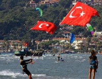 TÜRK BAYRAĞI - 30 Ağustos'u Denizde Kutladılar