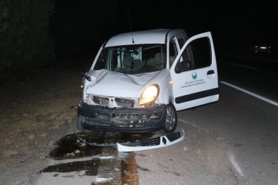 Ağaca Çarpan Hafif Ticari Araç Takla Attı Açıklaması 1 Yaralı