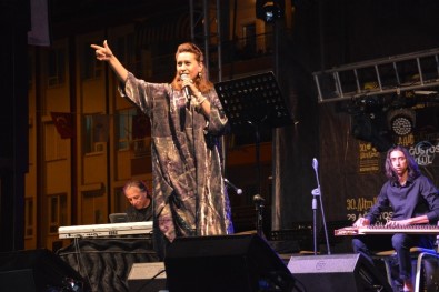 Azerin Ve Esat Kabaklı'dan Muhteşem Konser