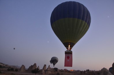Kapadokya'da Balonlar Türk Bayraklarıyla Havalandı