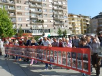 Kosovalılar Dünya Kayıp Kişiler Günü'nde Yürüdü